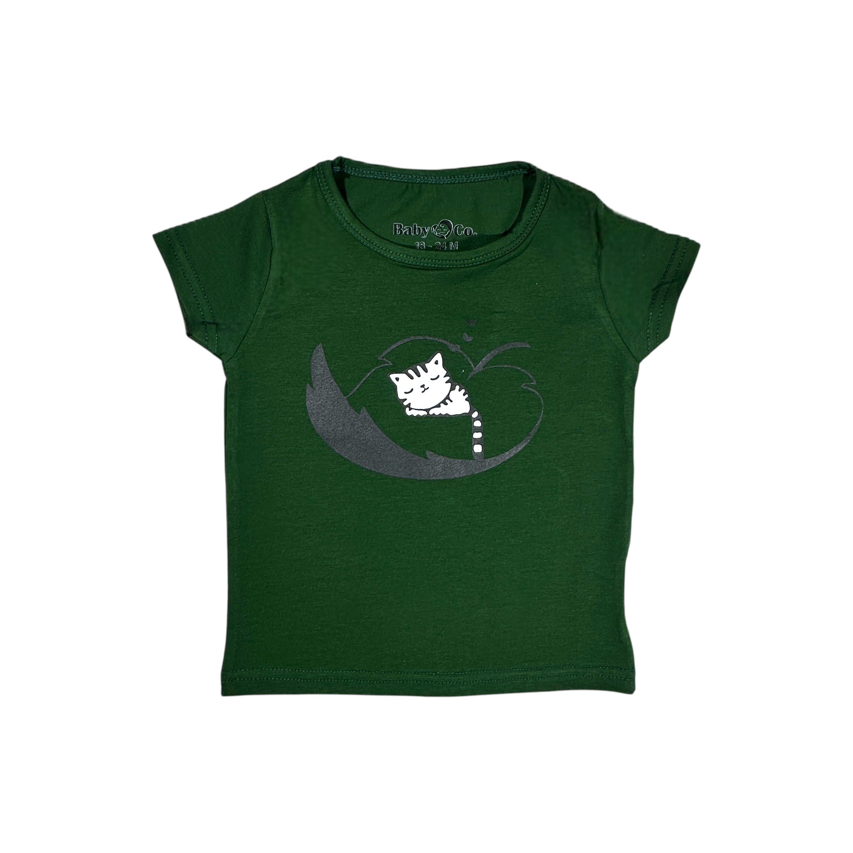 تي شيرت أخضر بطبعة فتاة القطة النائمة